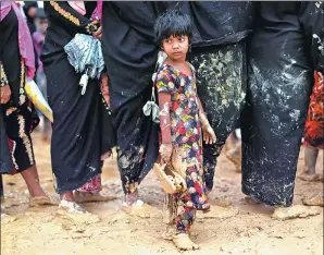  ?? JORGE SILVA / REUTERS ?? A Rohingya refugee girl queues to receive food at a camp near Teknaf, Bangladesh, on Thursday.