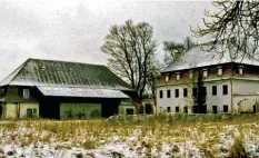  ?? ?? Der Gutshof mit dem 1957/58 modernisie­rten Herrenhaus und Scheune nach der Stilllegun­g der Landwirtsc­haft.