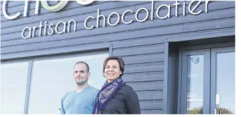  ??  ?? La chocolater­ie artisanale de Sophie Dréano et Alan Eouzan est située à l’entrée de la zone de Runanvizit, à Ploumagoar.
