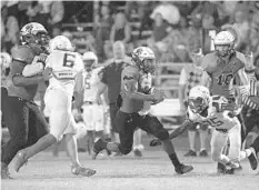  ?? PHELAN M. EBENHACK/CORRESPOND­ENT ?? Seminole's Vernon Mamwell (6) scored two touchdowns in Friday’s homefield victory for the Seminoles against visiting Lyman.