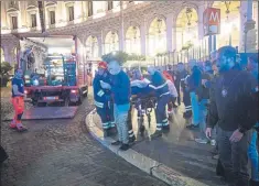  ?? FOTOS: EFE/AP ?? La previa del RomaCSKA Moscú se vio salpicada por un incidente que provocó imágenes desagradab­les en el metro y en las calles de Roma. La fiesta de la Champions quedó empañada