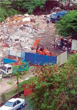  ?? PIC COURTESY OF READER ?? An illegal landfill near Intan Apartment in Puchong Intan, Selangor, is a nuisance to residents.