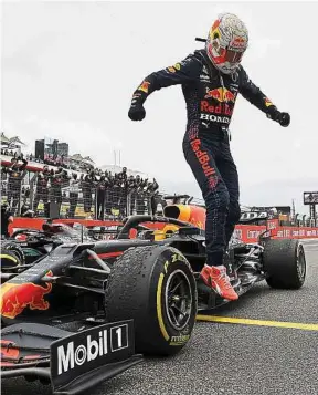  ??  ?? Max Verstappen a doublé Lewis Hamilton deux tours avant la fin du Grand Prix.