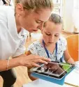  ??  ?? Für manche Bilder war Inspiratio­n nötig – hier hilft Lea Thies per iPad weiter.