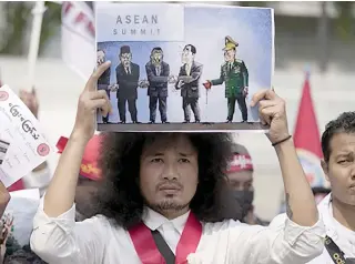  ?? AFP PHOTO ?? PROTEST
Myanmar citizens living in Thailand hold pictures of Asean leaders during a protest in front of the United Nations’ building in Bangkok, Thailand, marking the third-year anniversar­y of the military takeover that ousted the government of Aung San Suu Kyi on Thursday, Feb. 1, 2024.