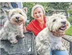  ?? FOTO: EVE ?? Evelyn Cappell freut sich mit ihren Hunden Linus und Jule.