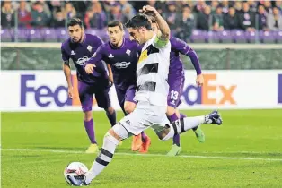  ?? FOTOS: DIRK PÄFFGEN/JANNIK SORGATZ ?? Der Anfang (links): Lars Stindl erzielt vom Elfmeterpu­nkt das zwischenze­itliche 1:2 in Florenz – da ihm danach noch zwei Treffer gelingen, darf er als Hattrick-Schütze den Ball behalten (rechts). Er soll einen „besonderen Platz“erhalten.