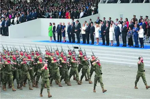  ?? EFE ?? La Brigada española recibió el homenaje de Francia por su heroica actuación en Mali y su trayectori­a, abriendo el desfile militar del pasado 14 de julio en París