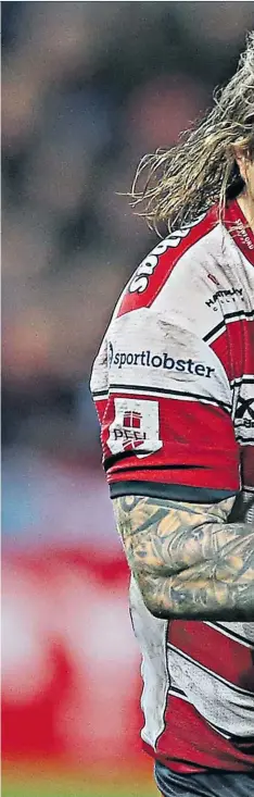  ??  ?? Unmistakab­le: Gloucester’s veteran hooker Richard Hibbard played rugby league as Hugo Richards