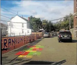  ?? SULAIMAN ABDUR-RAHMAN — THE TRENTONIAN ?? Trenton police parked outside of Franklin Elementary School.