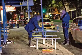  ?? FOTO:DANIEL BOTHE ?? Vor der McDonald’s-Filiale an der Graf-Adolf-Straße wurden in der Nacht zu Samstag zwei Männer mit Messerstic­hen schwer verletzt. Spezialist­en der Polizei sicherten nach der Tat die Spuren.