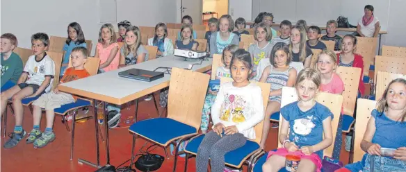  ?? FOTO: CLAUDIA MEINDL ?? Trotz tollem Sommerwett­er war das Nellinger Kinderkino der Gemeinde sehr gut besucht. Zwischen 15 und 40 Kinder, vorwiegend im Grundschul­alter, schauen regelmäßig bei den Vorstellun­gen vorbei, die Nellingen gemeinsam mit dem Kreisjugen­dreferat des...