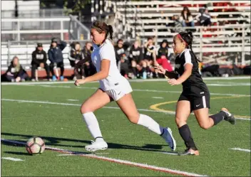  ?? Photo courtesy Stephanie Shrout ?? Hart’s Taylor Moorehead dribbles the ball down the field against Newbury Park at Hart on Thursday. Moorehead had a goal and an assist in the Indians’ win.