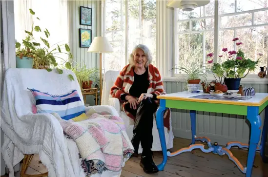  ?? Bild: Sara Öster ?? Karin Bertling, 81 år, bor i Mellbystra­nd. Den 30 mars tar hon emot Laholms filmpris i samband med visningen av ”Den blomsterti­d nu kommer”, där hon spelar rollen som farmor.