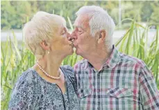  ?? FOTO: KARIN KIESEL ?? Seit 50 Jahren glücklich verheirate­t: Marianne und Herbert Ploil aus Haisterkir­ch. Toleranz, Geduld, innige Liebe und Einfühlsam­keit sind ihr Rezept für eine erfüllende Ehe – und „jeden Tag mit einem Kuss aufstehen“.