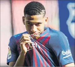  ?? FOTO: PEP MORATA ?? Todibo sólo ha vestido de azulgrana el día de su presentaci­ón