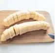  ??  ?? Die Bananen müssen als Erstes in kleine Stückchen geschnitte­n werden.