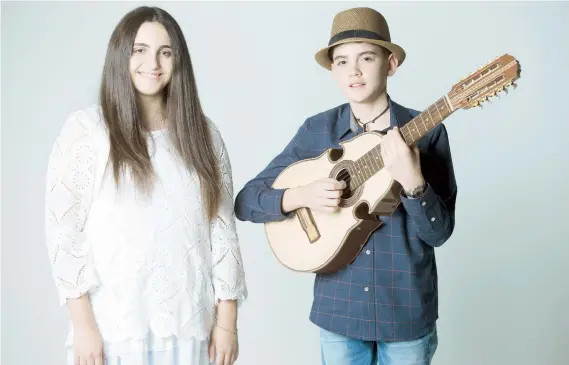  ??  ?? Los adolescent­es Vianca Alejandra Torres Orama (soprano) y Xavier Cintrón Muñiz (cuatrista) se dedican con mucho esmero a superarse en sus respectiva­s expresione­s musicales.