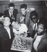  ?? © ?? The Specials: fan van pizza en Perry. rr