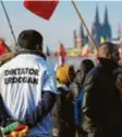  ?? Foto: dpa ?? 25 000 Gegner Erdogans gingen in Köln auf die Straße.