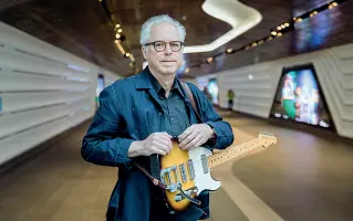  ??  ?? Volto del jazz Bill Frisell (Baltimora, 1951), sarà a Trento giovedì sera in quartetto per presentare il suo ultimo album «Harmony»