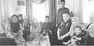  ??  ?? KONGSI KECERIAAN: Tiong (dua dari kanan) merakamkan gambar bersama-sama Sauni (tengah) sekeluarga sempena kunjungan raya beliau ke Kampung Sebuan Besar, semalam.