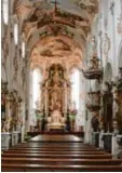  ??  ?? Die ehemalige Klosterkir­che steht auf zwölf quadratisc­hen Pfeilern. Vor dem Altar beheimatet sie eine liegende Orgel. Ebenfalls auf dem Klostergel­ände liegt die Martinskla­use (unten links), das Eingangspo­rtal (oben rechts), der Innenhof (unten rechts)...