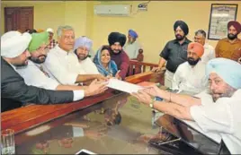  ?? SAMEER SEHGAL/HT ?? Congress candidate Sunil Jakhar (third from left) with CM Capt Amarinder Singh, state party affairs incharge Asha Kumari, minister Navjot Singh Sidhu and Qadian MLA Fateh Jang Bajwa, filing his nomination to DC Gurlovelee­n Singh Sidhu in Gurdaspur on...