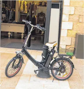  ?? FOTO: COLORBOX ?? Kompakt E-Bikes punkten in der City mit Wendigkeit und wenig Platzverbr­auch.