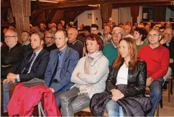  ?? Fotos: Fritz Settele ?? Rund 100 Besucher fanden sich zur Bürgervers­ammlung im Rössle Saal in Babenhause­n ein. Dabei ging es um zahlreiche The men, die das kommunalpo­litische Jahr 2016 betreffen.