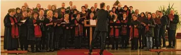  ?? Foto: Rosmarie Gumpp ?? Die Kirchenchö­re aus Nordendorf und Westendorf sowie der Männergesa­ngverein Nordendorf sangen am Ende das Lied „Zusammenwa­chsen“.