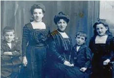  ?? Foto: Familie Cullmann ?? Ein Bild der Familie Frank aus dem Jahr 1911 zeigt (von links) Ludwig, die Schwester Herta, die Mutter Barbara sowie die Geschwiste­r Siegfried und Rosa.