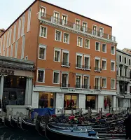  ??  ?? Ex Pilsen Il palazzo in Bacino Orseolo restaurato e riaperto dopo decenni