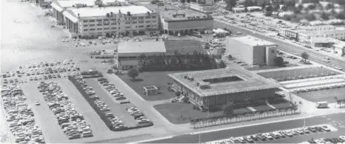  ?? Miami-Dade County ?? An aerial view, circa 1968, of the north side of Miami Internatio­nal Airport along Northwest 36th Street shows the Pan American regional headquarte­rs building, at right center, with the 1927 hangar sitting at a diagonal just above it.