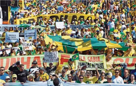  ?? FOTO: AFP ?? So wie hier in Brasilia protestier­ten gestern im ganzen Land die Menschen gegen Präsidenti­n Rousseff und die Regierung.