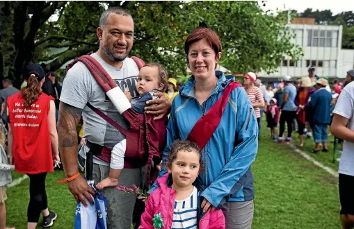  ?? PHOTO: DAVID UNWIN/FAIRFAX NZ ?? Sarah Mckelvie, with her family Hector Tuakana, Georgie Mckelvie, 1, and Elizabeth Mckelvie 4, at the finish line of the survivors’ lap.