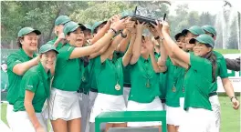  ??  ?? Jóvenes promesas del golf se llevaron la victoria en el Club La Hacienda.