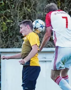  ?? Foto: Georg Fischer ?? Kopfball-duell: Binswangen­s Philipp Miller (links) gegen Jürgen Müller vom gastgebend­en SV Wortelstet­ten. Der TSV setzte sich auswärts 4:2 durch.