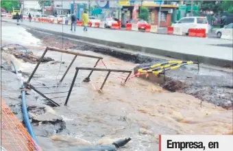  ??  ?? El raudal casi arrastró uno de los puentes que une la vereda con la carpeta de cemento del metrobús.