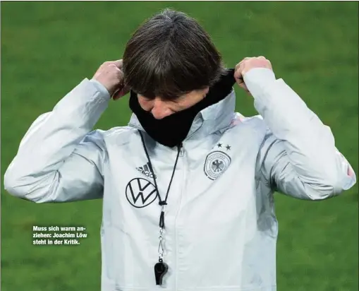  ??  ?? Muss sich warm anziehen: Joachim Löw steht in der Kritik.