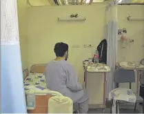  ??  ?? Atención. Un herido sirio permanece en el Centro Médico Galilea, en Nahariya, al norte de Israel.