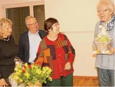  ?? Foto: Heike John ?? Ute E. Kürten (rechts) und Gitti Baier (links) erhielten von Elisabeth Binswanger Florian und Franz Sedlmeir ein großes Lob für ihr ehrenamtli­ches künstleris­ches Engagement.