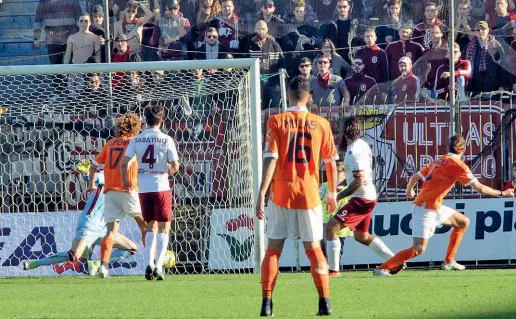  ??  ?? Il gol segnato da Paolo Regoli al 28’ del primo tempo che ha regalato alla Pistoiese di Indiani la vittoria per 1-0 in casa contro l’Arezzo