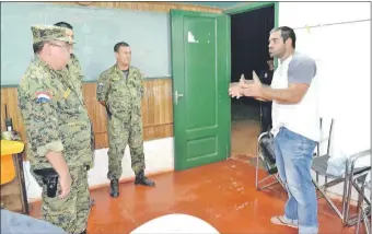  ??  ?? Javier Casali, con remera blanca, relata lo ocurrido ante los efectivos policiales de la subcomisar­ía de Ára Pyahu y de la comisaría de Capiibary.