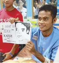  ??  ?? A soldier shows the fan art he made for the FPJ’s Ang Probinsyan­o star