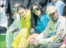  ?? OLIVIER BORDE / BESTIMAGE / GTRES ?? Kylie Jenner, su hermana Kim Kardashian y su cuñado Kanye West