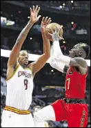  ?? TODD KIRKLAND / AP ?? Hawks guard Dennis Schroder goes up for a shot against Cavaliers forward Channing Frye.