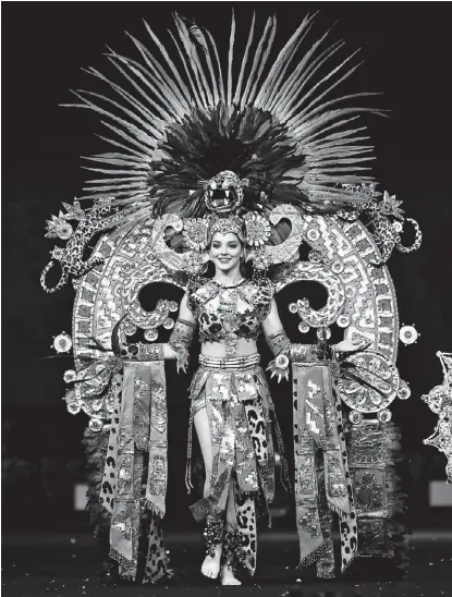  ??  ?? La mexicana Andrea Toscano vestida de Reina Jaguar.