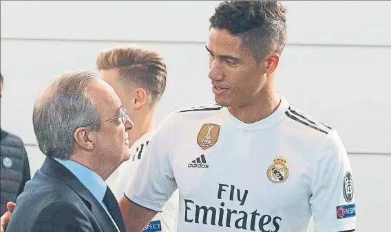  ?? FOTO: REAL MADRID ?? Florentino Pérez y Varane van a ser protagonis­tas de lo que apunta que será uno de los culebrones de este verano: el futuro del central francés