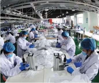  ?? © zuma press ?? Een fabriek in Qingdao. ‘Xi Jinping wil dankbaarhe­id voor de geleverde maskers.’
